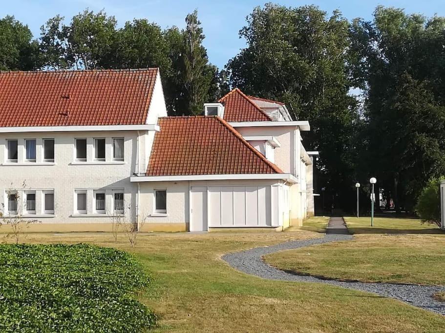 Spacieux Duplex Pres De La Mer 4 Chambres 2 Sdb دي هان المظهر الخارجي الصورة